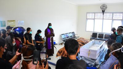 TNI-Polri Evakuasi Jenazah Alexsander Parapak Korban Penembakan KKB