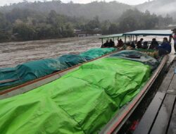 Polisi Kawal Pengiriman 5 Ton Bantuan Sembako untuk Korban Banjir di Mahakam Ulu