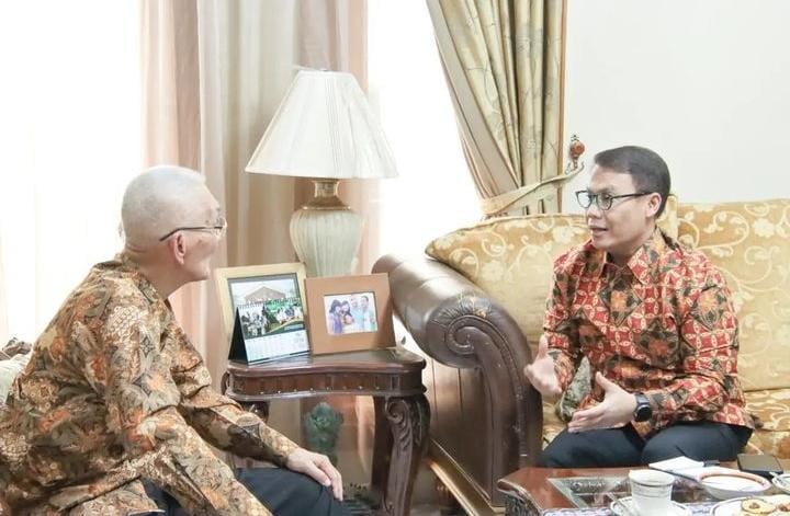 Suasana diskusi Ahmah Basarah dengan Try Sutrisno Mantan Wakil Presiden ke-6 di kediaman beliau,Senin (20/05/2024)poto-istimewa
