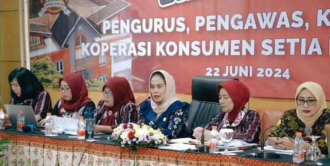 Sri Untari (tengah) saat memimpin rapat evaluasi internal Koperasi Setia Budi Wanita/SBW, poto - ist