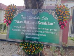 Karangan Bunga Duka Cita di PN Surabaya Pasca Vonis Bebas Ronald Tannur