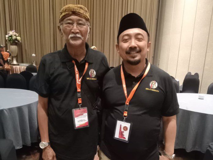 Sam TITO bersama Mbah Soip, Pendiri Naluri Budaya Luhur dan sebagai Tokoh Budaya Senior di Malang