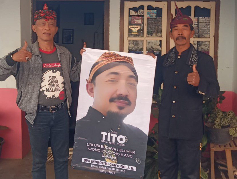Budayawan Kabupaten Malang menunjukan foto Sam TITO