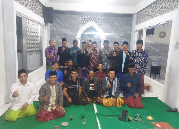 Sam TITO (batik coklat -berdiri ditengah) berpose dengan warga dilokasi.Foto-ist