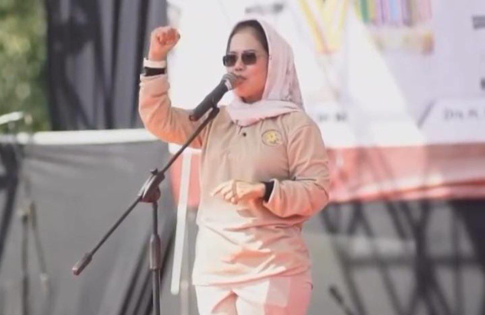 Sri Untari saat memberi sambutan singkat,sebelum pelepasan peserta jalan sehat,Minggu (21/07/2024)