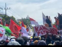 Aksi Unjuk Rasa Gabungan Mahasiswa dan Berbagai Elemen Masyarakat di DPRD Jatim, Polri Terjunkan 1.635 Personel