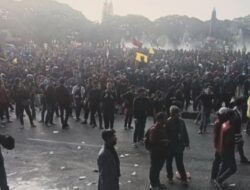 Demo Berlangsung Ricuh di Depan Gedung DPRD Kota Malang