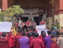 Polres Dharmasraya Kawal Aksi Damai Mahasiswa dan OKP Terkait Putusan MK di DPRD Kabupaten Dharmasraya