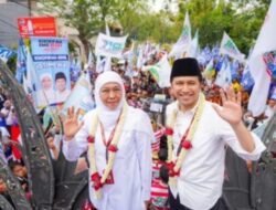 Pasangan Calon Gubernur dan Wakil Gubernur Khofifah-Emil Daftar ke KPU Jatim Naik Motor Listrik