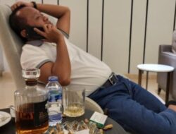 Viral Foto Ketua Umum Golkar Bahlil dan Minuman Yang Diduga Berkadar Alkohol 43% Berharga Hampir Rp.30 Juta