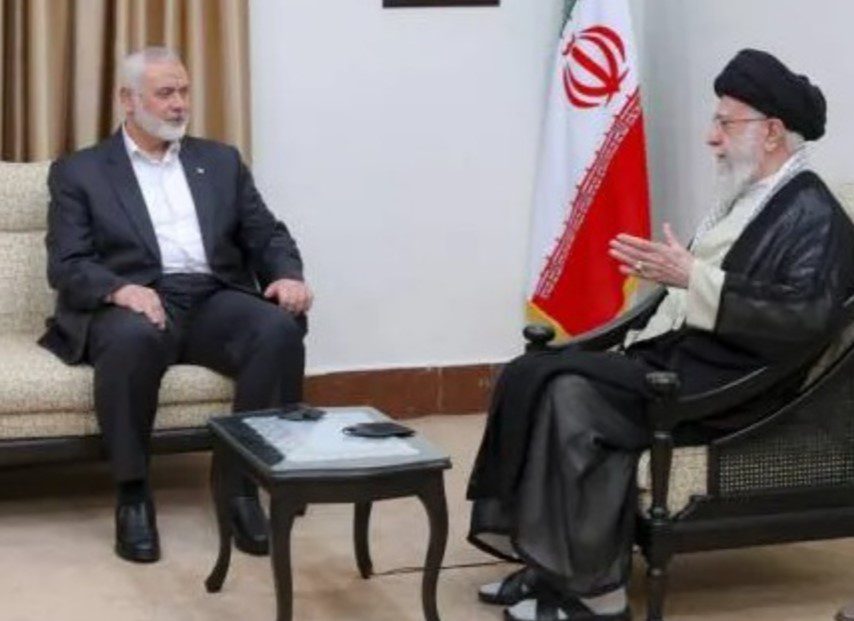Pemimpin Hamas Ismail Haniyeh (sebelah kiri) saat bertemu Pemimpin Tertinggi Iran (Selasa, 30/7/2024) Sesaat Sebelum Terbunuh