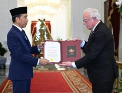Jokowi Dapat Anugerah “Grand Collar Order Of The State Of Palestine”