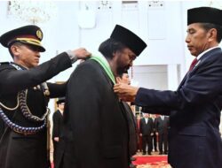 Jokowi Anugerahkan Tanda Kehormatan Pada 64 Tokoh