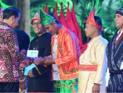 Jokowi Serahkan SK Perhutanan Sosial dan TORA