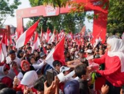 Bagikan Bendera Merah Putih, Khofifah: Mari Semarakkan Kemerdekaan RI
