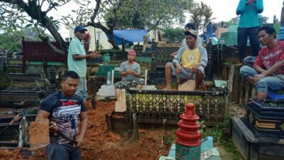 Polisi Ini Sudah 23 Tahun Jadi Penggali Kubur Sukarela, Diapresiasi Kapolri