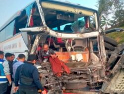 Mengantuk, Bus Harapan Jaya Tabrak Truk di Tol Batang, Akibatkan Satu Luka Berat dan Lima Luka Ringan