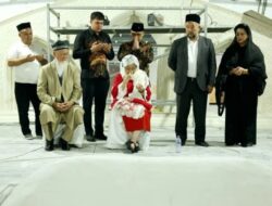 Megawati Berdoa dan Menangis Saat Berziarah di Makam Imam Besar Al Bukhari di Uzbekistan
