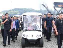 Bersama Kedua Cucunya, Presiden Jokowi Terkesan dengan Alutsista TNI Buatan Dalam Negeri