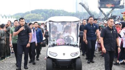 Bersama Kedua Cucunya, Presiden Jokowi Terkesan dengan Alutsista TNI Buatan Dalam Negeri