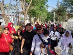 Ikut Jalan Sehat Bareng Warga Pesisir Surabaya, Gus Hans Mendadak Jadi Idola Emak-Emak