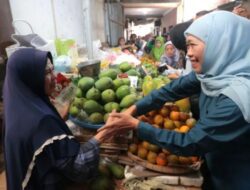 Cagub Jatim Khofifah Indar Parawansa Terima Aspirasi dari Para Pedagang Pasar Sayur Magetan