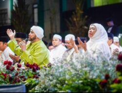 Sholawatan Bersama Puluhan Ribu Santri di Madiun, Khofifah Penuh Pujian dari Habib Syech