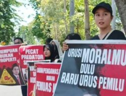 Unjuk Rasa “Aliansi Suara Perempuan Untuk Keadilan” di Sidang Etik Bawaslu Surabaya Dengan Spanduk Bertuliskan Pecat Predator Seksual