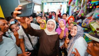 Cagub Jatim Khofifah Blusukan ke Pasar Soponyono Surabaya: Harga Bahan Pokok Relatif Stabil