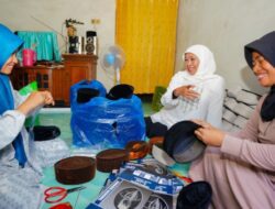 Cagub Jatim Khofifah Kunjungi Kampung Sentra Penghasil Kopyah: Dorong Untuk Jadi Desa Devisa