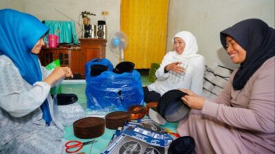 Cagub Jatim Khofifah Kunjungi Kampung Sentra Penghasil Kopyah: Dorong Untuk Jadi Desa Devisa
