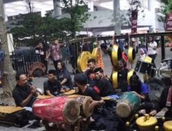 Ratusan Pendukung Risma-Gus Hans Nobar Debat Perdana Pilgub Jatim 2024 Dengan Dihibur Musik Jaranan