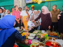 Khofifah Blusukan ke Pasar Atom Surabaya, Sapa Para Pedagang dan Pembeli