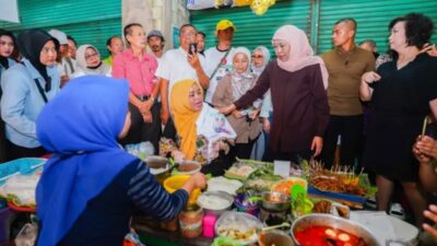Khofifah Blusukan ke Pasar Atom Surabaya, Sapa Para Pedagang dan Pembeli