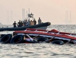 Tragis.. Kapal Perang Tabrak Feri, Belasan Penumpang Tewas