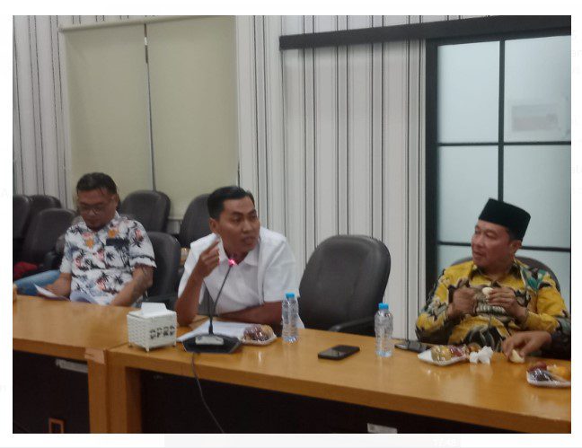 Direktur PuSdek saat hearing bersama Komisi IV DPRD Kabupaten Malang.