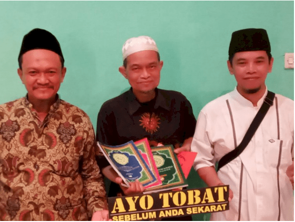 Berdiri tengah: Pembina PMTL JTQ Jawa Timur, Drs. H. Choirul Anam Djabar, usai jumpa pers di Surabaya.