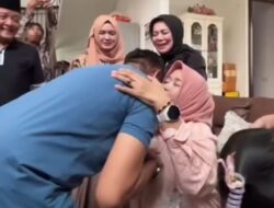 Wahyu Hidayat Dapat Pelukan Hangat dari Keluarga Setelah Resmi Ditetapkan Oleh KPU Kota Malang Sebagai Wali Kota Terpilih 2024-2029