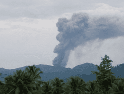 Gunung Dukono di Maluku Utara Meletus
