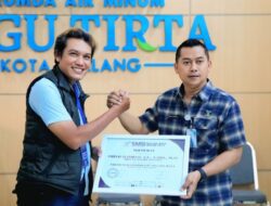 Dirut Perumda Air Minum Tugu Tirta Kota Malang, Priyo Sudibyo Terima Penghargaan SMSI Award Malang Raya 2025