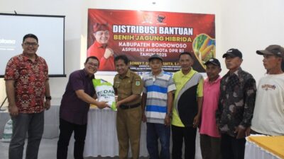 Sonny T Danaparamita Bagikan 60 Ton Benih Jagung Untuk Masyarakat Bondowoso