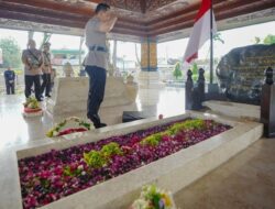 Peringati HUT Bhayangkara Ke-79, Kapolri Ziarah ke Makam Bung Karno