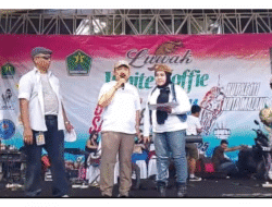 Sam TITO Didaulat Panitia Untuk Menyerahkan Hadiah Utama Simbolis Kepada Pemenang di Acara Funbike dan Senam Sehat