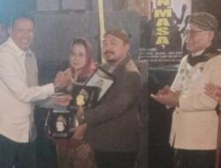 Sam TITO Terima Penghargaan Anugerah Citra Budaya di Malam Penutupan Event Malang Djadoel 2
