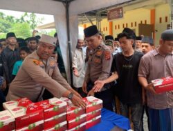 Jumat Berkah Polsek Kamang Baru dan Polres Sijunjung Bagikan 150 Bungkus Nasi Kotak Kepada Jamaah Masjid Agung AL Madani