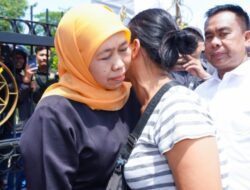Gubernur Khofifah Dapat Pelukan dari Warga di Grahadi: Yang Sabar Ya Bu, Dibalik Ini Semua Pasti Ada Kebahagiaan