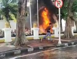Ngeri! Aksi Demo di Grahadi Berujung Kobaran Api, Puluhan Motor Ludes Dibakar Massa