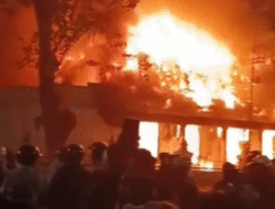 Kantor Gubernur Khofifah, Gedung Grahadi di Surabaya Dibakar Massa