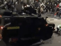 Rakyat Dibiarkan Bentrok Hingga Jatuh Korban, Pengamat Sebut DPR Pengecut