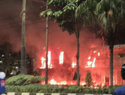 Protes Tewasnya Driver Ojol Yang Dilindas Mobil Taktis Polri, Banyak Pos Polisi di Surabaya Dibakar Massa